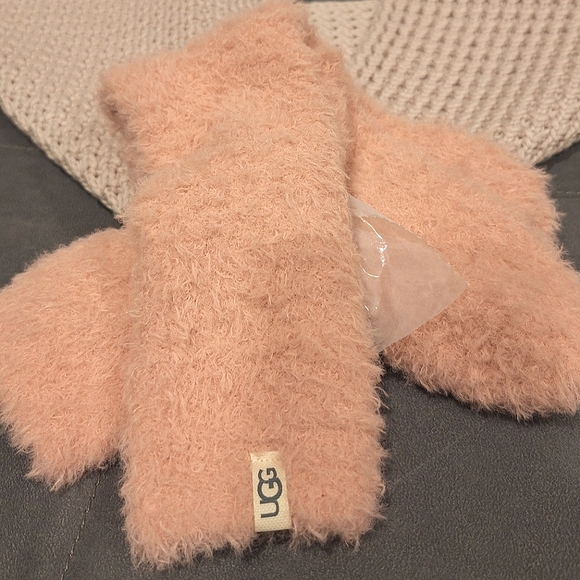 UGG Knit Scarf & free UGGH socks - Picture 11 of 16